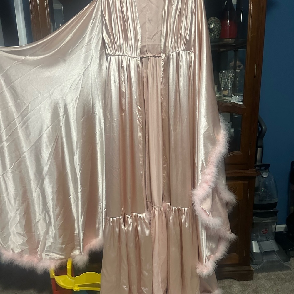 Elegant Pink Satin Robe with Feather Trim - Picture 3 of 10
